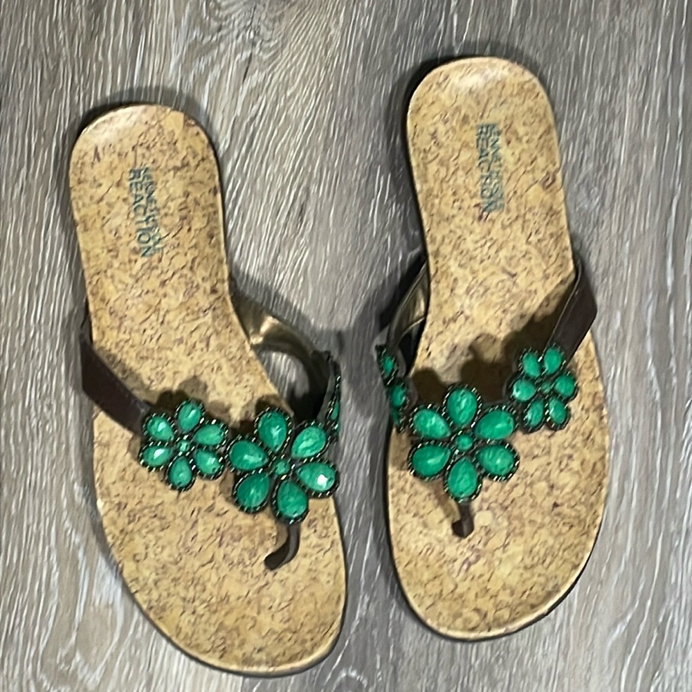 Kenneth Cole Reaction Green Jewel Stone Flowers Flip Flops Size 8 1/2 M